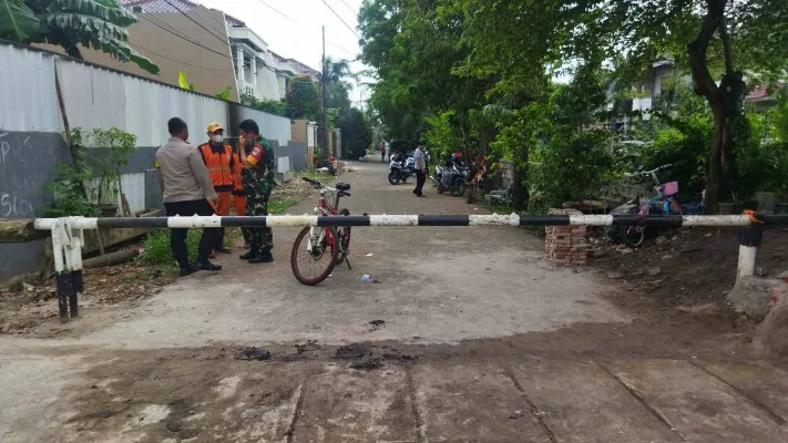 Kondisi Jalan Teluk Tomini, Kavling TNI Angkatan Laut, Duren Sawit, Jakarta Timur, usai tembok dibongkar l petugas pada Minggu (16/1/2022) pagi (foto: poskota/ ardhi)