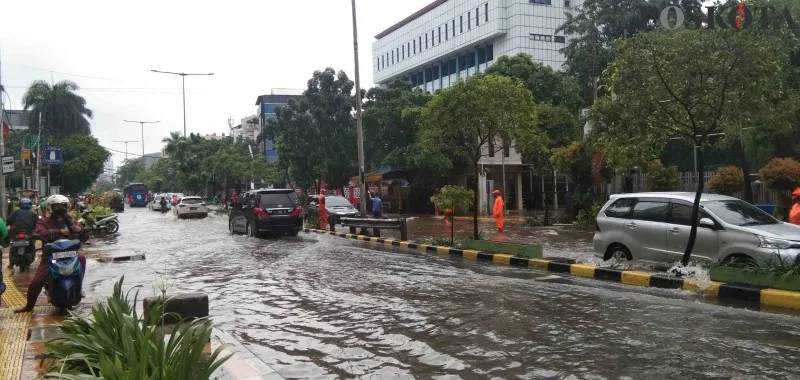 Petugas menurunkan 2 pompa air untuk menangani banjir di Jalan Tanjung Duren Raya, Jakbar. (foto: poskota/ yoga)