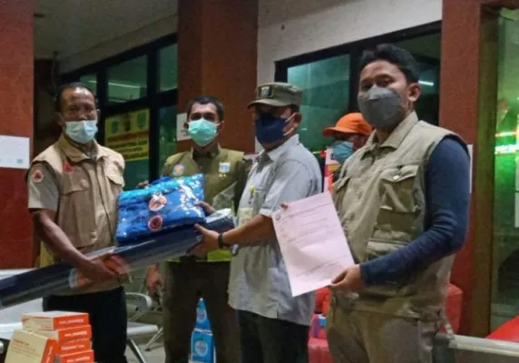 Serah terima dan pendistribusian bantuan logistik bagi korban banjir di wilayah Jakarta Barat. (ist)