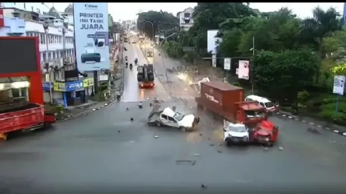 Tangkapan layar rekaman CCTV kecelakaan maut beruntun truk kontainer menabrak puluhan kendaraan di Simpang Muara Rapak, Balikpapan, Kalimantan Timur, Jumat (21/1/2022). (foto: ist)