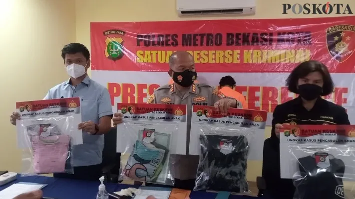 Jajaran Polres Metro Bekasi Kota saat memperlihatkan sejumlah barang bukti diantaranya berupa pakaian korban, Selasa (25/01/2022) siang. (ihsan fahmi)