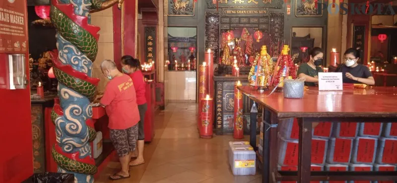 Vihara Dharma Jaya di Jalan Kemenangan III, Taman Sari, Jakarta Barat, membatasi 30 orang setiap sesi ibadah saat perayaan tahun baru Imlek . (foto: poskota/ cahyono)