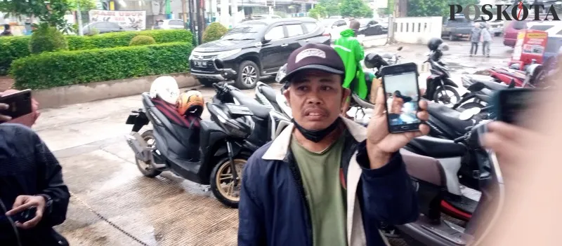 Sarwono anggota linmas Jatiraden, saksi korban begal Aipda Edi Santoso saat ditemui wartawan di Jatisampurna, Bekasi, Selasa (15/02/2022) sore. (ihsan fahmi)