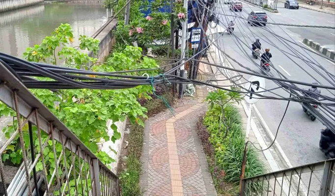 Kabel utilitas di DKI Jakarta banyak semrawut, rencana Dinas Bina Marga akan melakukan perbaikan . (foto: poskota/ cahyono)