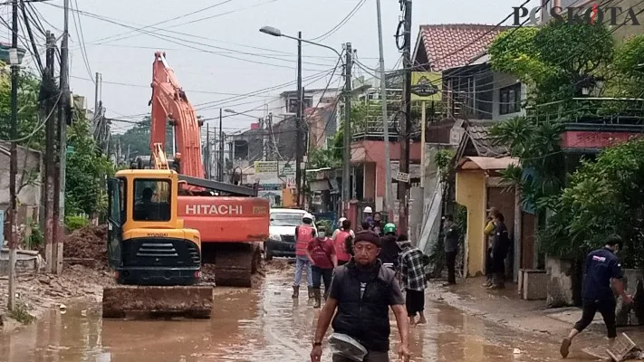 Banjir menerjang perumahan Pondok Gede Permai di Bekasi, akikibat luapan Sungai Cileungsi. (foto: poskota/ ihsan)