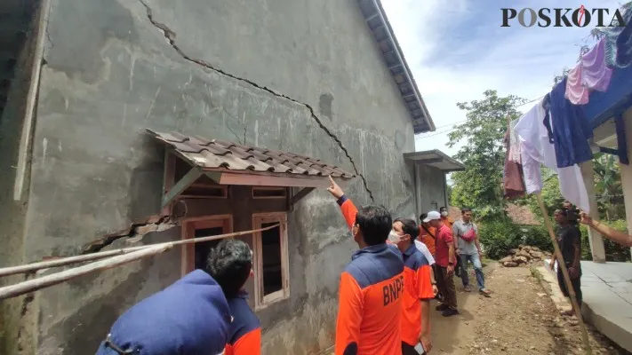 BPBD Lebak mengecek kerusakan dampak pergerakan tanah di Cikulur, Lebak, Banten. (foto: poskota/yusuf permana)