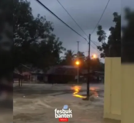 Tangkapan layar video amatir: arus deras air hujan akibat banjir di wilayah Citereup Panimbang, Kabupaten Pandeglang Banten, Senin (1/3/2022). (Foto: FB Fesbuk Banten)