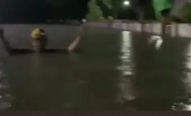 Seorang warga membagikan video banjir setinggi dada orang dewasa di daerah Cikulur, Kota Serang, Selasa (1/3/2022). (Foto: Tangkapan layar video warga).