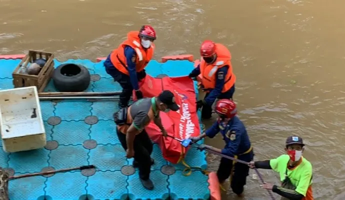 Abdus Somad Nasution, korban tewas setelah terjatuh dan hanyut di aliran Kali Baru, Pasar Rebo, ditemukan meninggal , Kamis (3/3/2022). (Sudin Gulkarmat Jaktim)