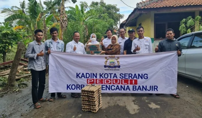 Pengurus Kadin Kota Serang saat memberikan bantuan kepada masyarakat terdampak banjir di Kecamatan Kasemen. (ist)