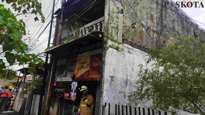 Sebuah Ruko di Kramat Jati, Jakarta Timur terbakar, pada Minggu (6/3/2022). (foto: poskota/ ardhi)