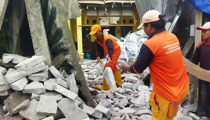 Dak bangunan rumah warga di Jalan Kayu Manis Barat, Matraman, Jakarta Timur roboh, Minggu (6/3/2022). (foto: poskota/ Ardhi)