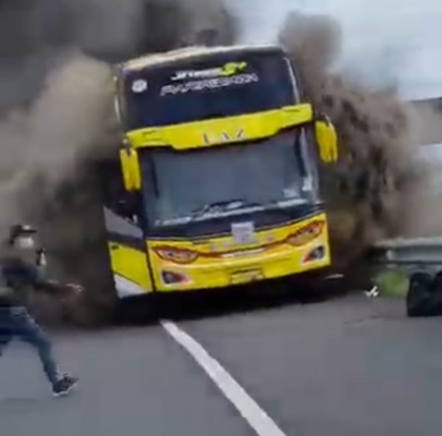 Bus terbakar di tol pandaan