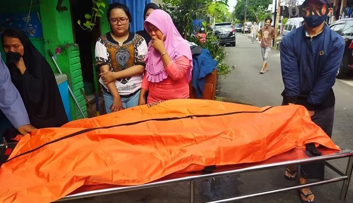 Jenazah IR (24), seorang pemuda yang melakukan gantung diri di rumahnya di kawasan Duren Sawit, Jakarta Timur, Minggu (13/3/2022). (ardhi) 