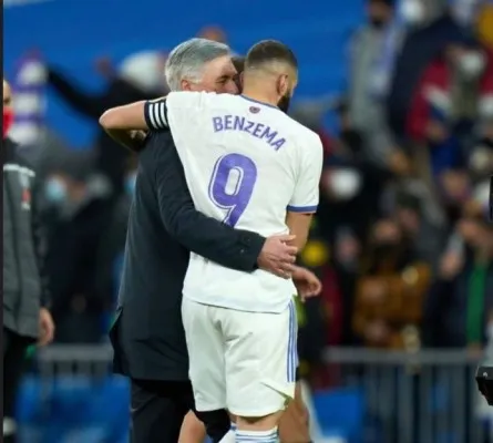 Karim Benzema dipeluk Ancelotti. (Foto: IG Karim Benzema).