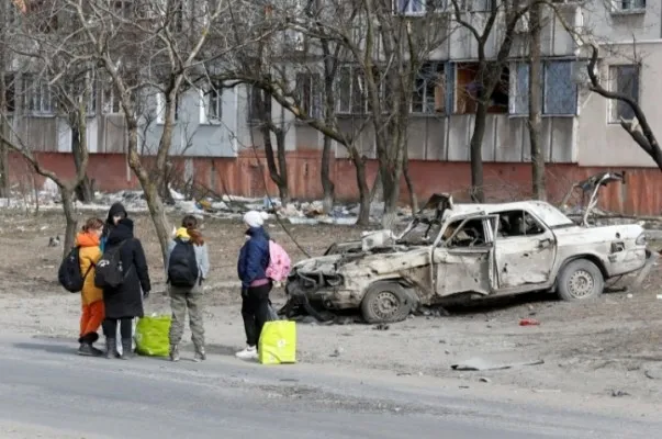 Pengungsi berkumpul di jalan saat mereka meninggalkan kota pelabuhan Mariupol yang terkepung. (Foto: Alexander Ermochenko/Reuters)