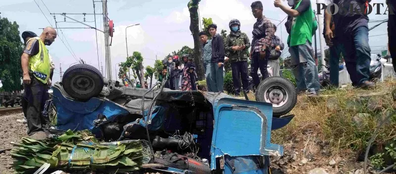 Bajaj yang ditabrak kereta api ringsek di Bulak Kapal, Bekasi, adapun akibat kecelakaan 2 penumpas tewas dan 1 sopir kritis. (foto: poskota/ ihsan)