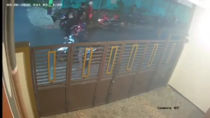 Terekam CCTV pedagang siomay jadi korban begal sekelompok pemuda di Jalan Al Baidho, Kelurahan Lubang Buaya, Kecamatan Cipayung, Jakarta Timur, Sabtu (26/3/2022). (ist)