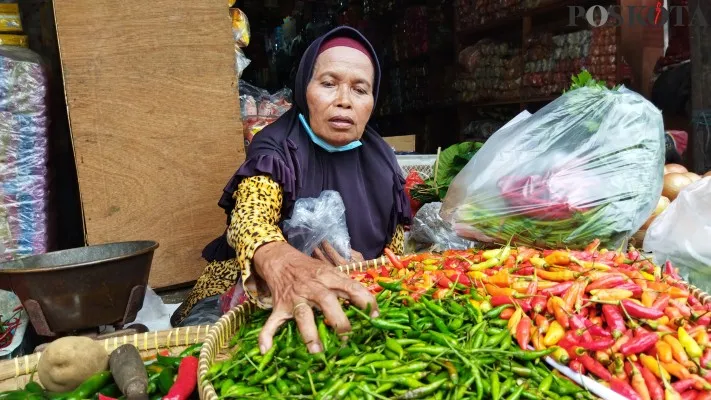 Salah satu pedagang sayur mayur di Pasar Kramat Jati, Jakarta Timur. (foto: poskota/ardhi)