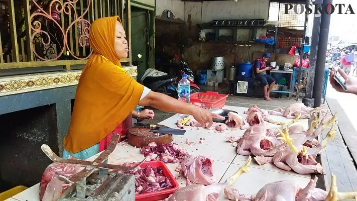 Foto : Yanti (43), satu pedagang daging ayam di Pasar Kramat Jati, Jakarta Timur. (Poskota/Ardhi)