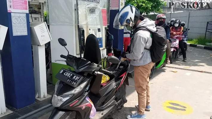 Foto : SPengisian BBM jenis Pertalite di salah satu SPBU di Bekasi. (foto: poskota/ihsan fahmi)