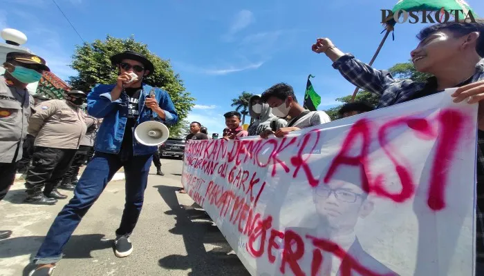 Aksi demonstrasi mahasiswa di gedung DPRD Lebak. (foto: yusuf permana)