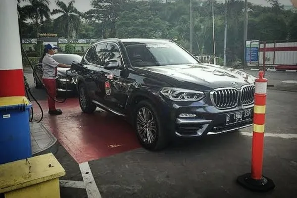 Mobil mewah BMW di SPBU. (Foto: Ist).