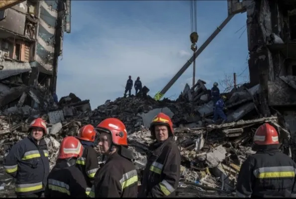 Petugas pemadam kebakaran bekerja di lokasi bangunan yang hancur akibat penembakan, di tengah invasi Rusia ke Ukraina di Borodyanka, di wilayah Kyiv, Ukraina, Kamis (7/4/2022). (Foto: REUTERS/Marko Djurica).