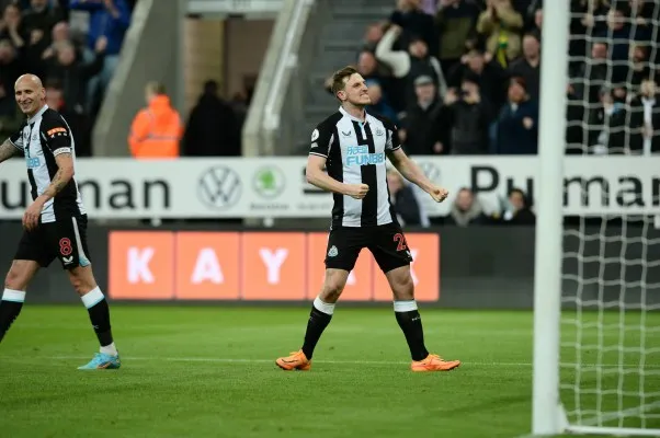 Chris Wood, penceta gol Newcastle United ke gawang Wolves (foto: twitter/NUFC)