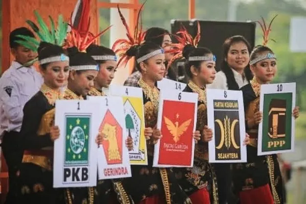 Ilustrasi: Gen Z membawa poster partai politik. (Foto: Ist).