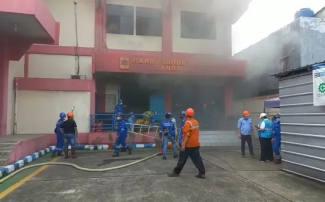 Gardu Induk PLN di Jalan Gang Masjid Tijah, Kelurahan Cibubur, Jakarta Timur terbakar pada Senin (11/4/2022) pukul 06.12 WIB. (foto: sudin gulkarmat jaktim) 