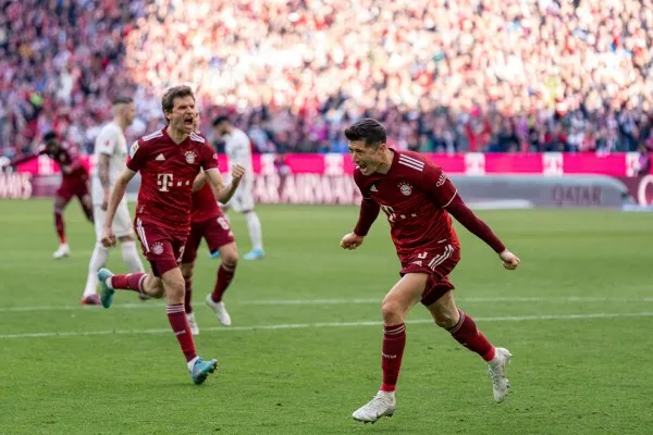 Dua pemain andalan Bayern Munchen, Thomas Muller dan Robert Lewandowski (foto: twitter/FCBayern)