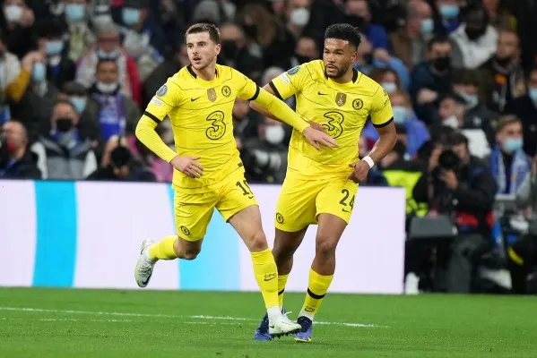 Mason Mount (kiri) saat merayakan gol bersama Reece James. (Foto: twitter ChampionsLeague)