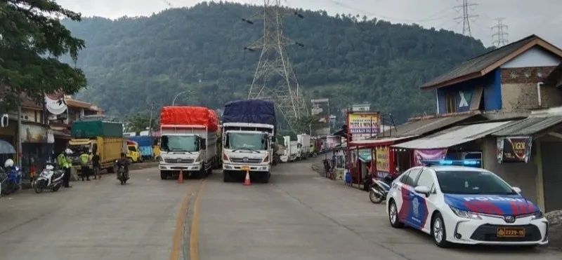 Ribuan truk mengantri akibat sistem buka tutup di jalur Cikuasa Atas oleh personil Satlantas. (Ist)