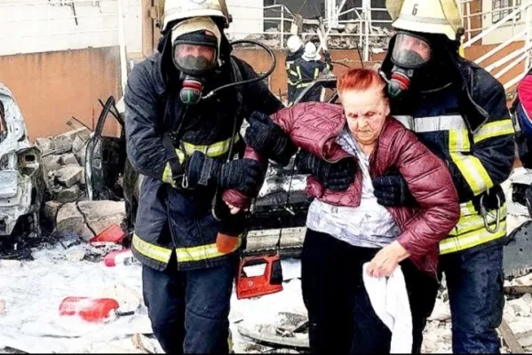 Tim penyelamat membawa seorang wanita keluar dari gedung yang rusak setelah serangan rudal yang dilaporkan di Odesa, Ukraina selatan. (Foto: Handout/Layanan Darurat Negara Ukraina melalui AFP)