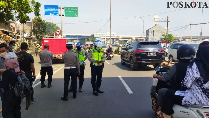 Foto : Kondisi lalu lintas di Jalan Basuki Rachmat, Cipinang Besar Utara, Jakarta Timur, pasca kebakaran Pasar Gembrong (Poskota/ardhi)