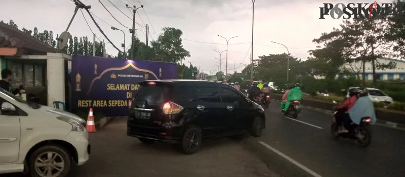 Pos Pelayanan di Kedungwaringin, Kabupaten Bekasi. (Poskota/Ihsan)