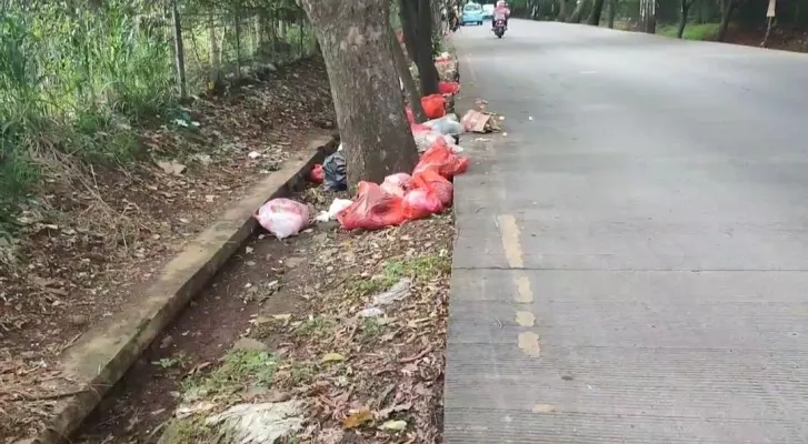 Sampah berserakan di sejumlah jalan di Kota Tangerang pasca lebaran, diduga minim petugas dan pengangkutan . (Ist)