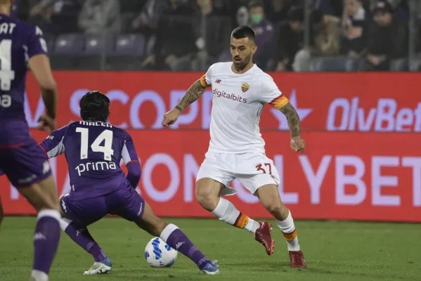 Aksi Leonardo Spinazzola saat kembali membela AS Roma melawan Fiorentina (foto/ twitter OfficialASRoma)