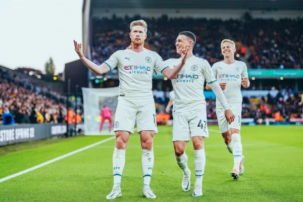 Selebrasi Kevin De Bruyne (depan) usai mencetak gol ke gawang Wolves (foto/twitter @ManCity)