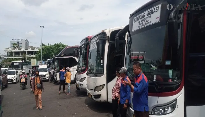 Antisipasi percaloan, Dishub Kota Bekasi mewajibkan petugas PO Bus mengenakan seragam dan kartu tanda pengenal. (foto:poskota/ihsan)