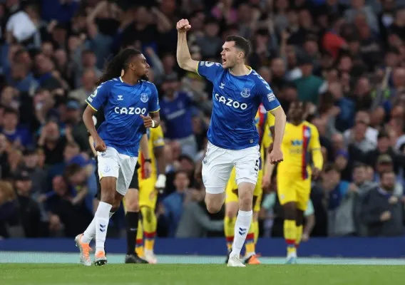 Michael Keane (Kanan), pemain Everton saat laga melawan Crystal Palace (foto/twitter premierleague)