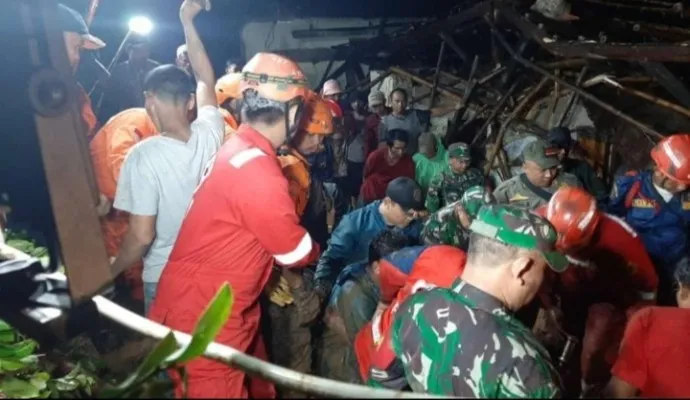 Evakuasi korban longsor di Cijeruk, Bogor, Jawa Barat, Sabtu (21/5/2022). (Foto: Ist).