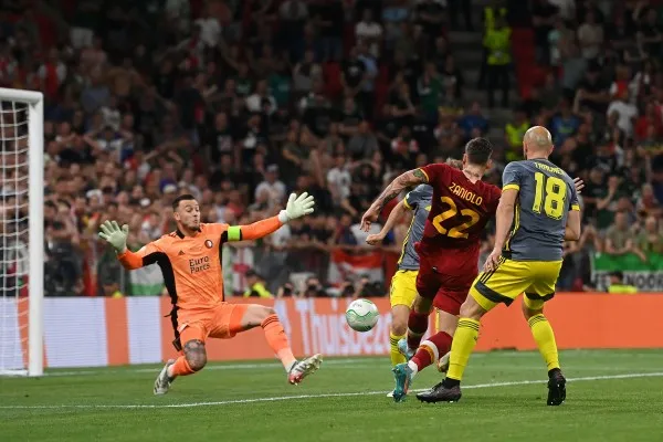 Aksi pemain AS Roma Nicolo Zaniolo (tengah) saat menjebol gawang Feyenoord (foto/twitter @europacnfleague)