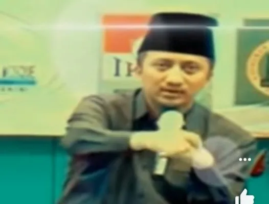 Tangkapan layar video Ustaz Yusuf Mansur saat blak-blakan mengaku pernah menerima duit ratusan juta rupiah dari seorang pengusaha yang ternyata adalah seorang koruptor. (Foto: Channel YouTube Detektif Dhi).