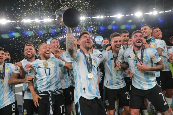 Timnas Argentina saat merayakan gelar juara Finalissima 2022 (foto/twitter Argentina)