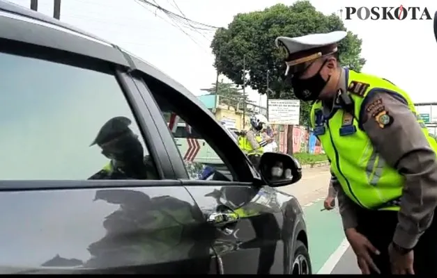 Sejumlah pengendara mobil yang melintas di Jl.Pramuka, Jakarta Timur, terkena razia ganjil genap. (foto:poskota/ardhi)