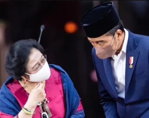 Ketua Umum PDIP Megawati Soekarnoputri (kiri) dan Presiden Jokowi (kanan) saat peresmian Masjid At-Taufiq di Lenteng Agung, Jakarta Selatan, Rabu (8/6/2022). (Foto: IG @puanmaharaniri).