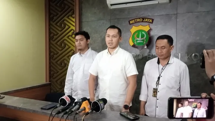 Kasatreskrim Kompol Ivan Adhitira, dan jajaran Polres Metro Bekasi Kota. (foto:Ihsan).