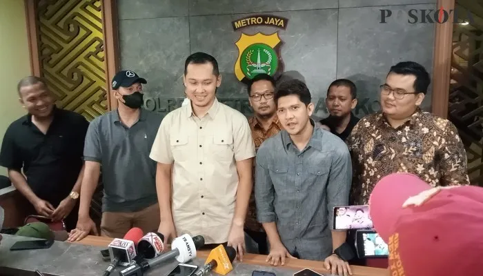 Iko Uwais usai menjalani pemeriksaan di Polres Bekasi Kota, terkait kasus pemukulan. (foto:ihsan)